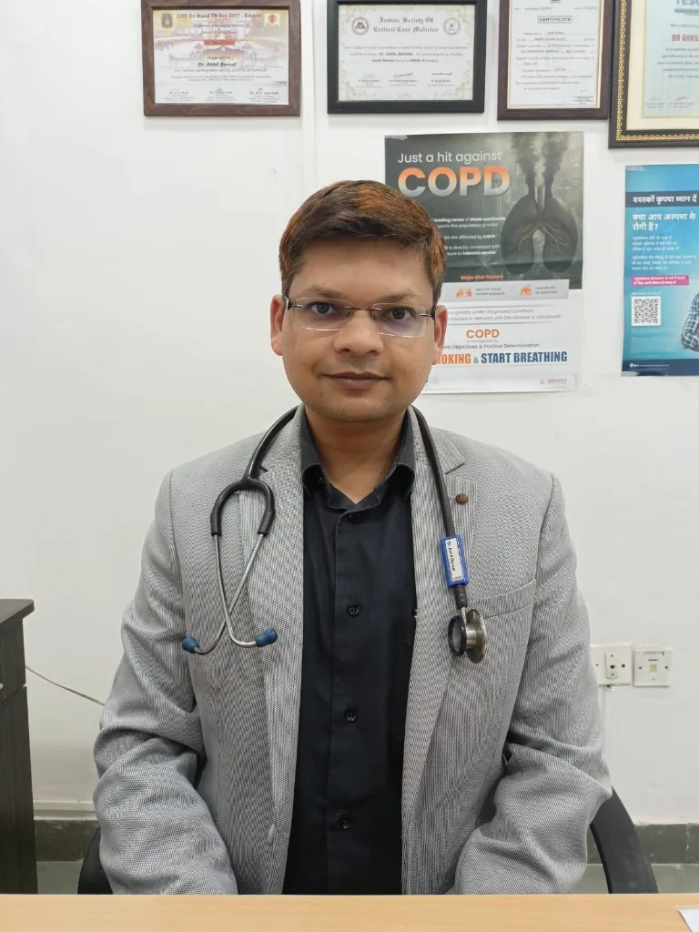 Dr Akhil Bansal pulmonologist Jaipur seated in the consultation clinic